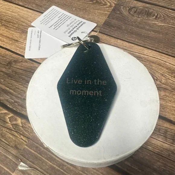 Lululemon Diamond Shaped Hotel Keychain NWT ONE SIZE (SMTL/GOLD) - Picture 5 of 9